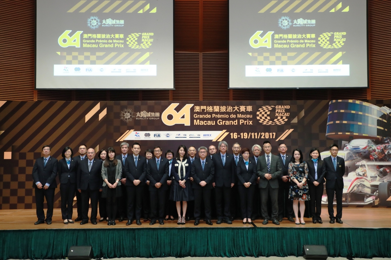 Fotografia de grupo dos membros e convidados da Comissão Organizadora do Grande Prémio de Macau.