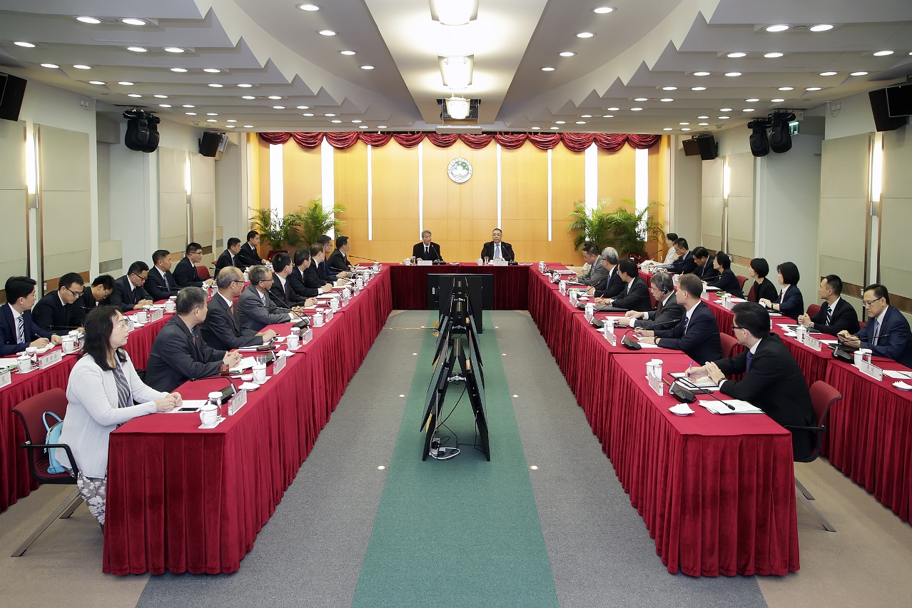 行政長官崔世安和檢討重大災害應變機制暨跟進改善委員會舉行會議，聽取國家減災委員會專家團對風災分析評估工作的初步匯報。