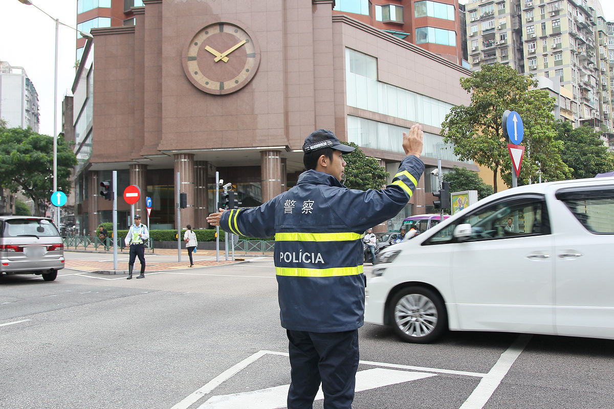 警員於繁忙路段指揮交通