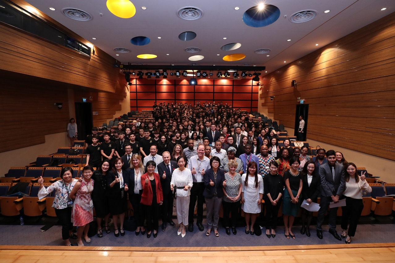 Dr. Mario Hardy, CEO of Pacific Asia Travel Association (PATA), Dr. Chris Bottrill, Vice Chairman of PATA, Dr. Fanny Vong, President of IFT, Director of Macao Government Tourism Office, Ms. Helena Fernandes, and other guests and participants took a group photo