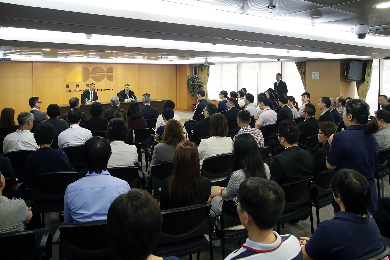 行政長官崔世安與經濟財政範疇部門座談，感謝他們在風災援助工作上的貢獻