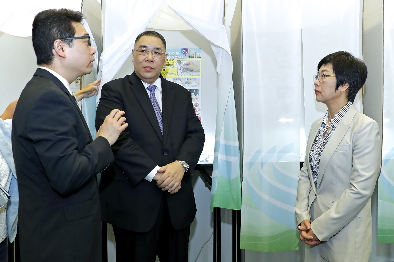 行政長官崔世安視察位於澳門運動場內的投票站