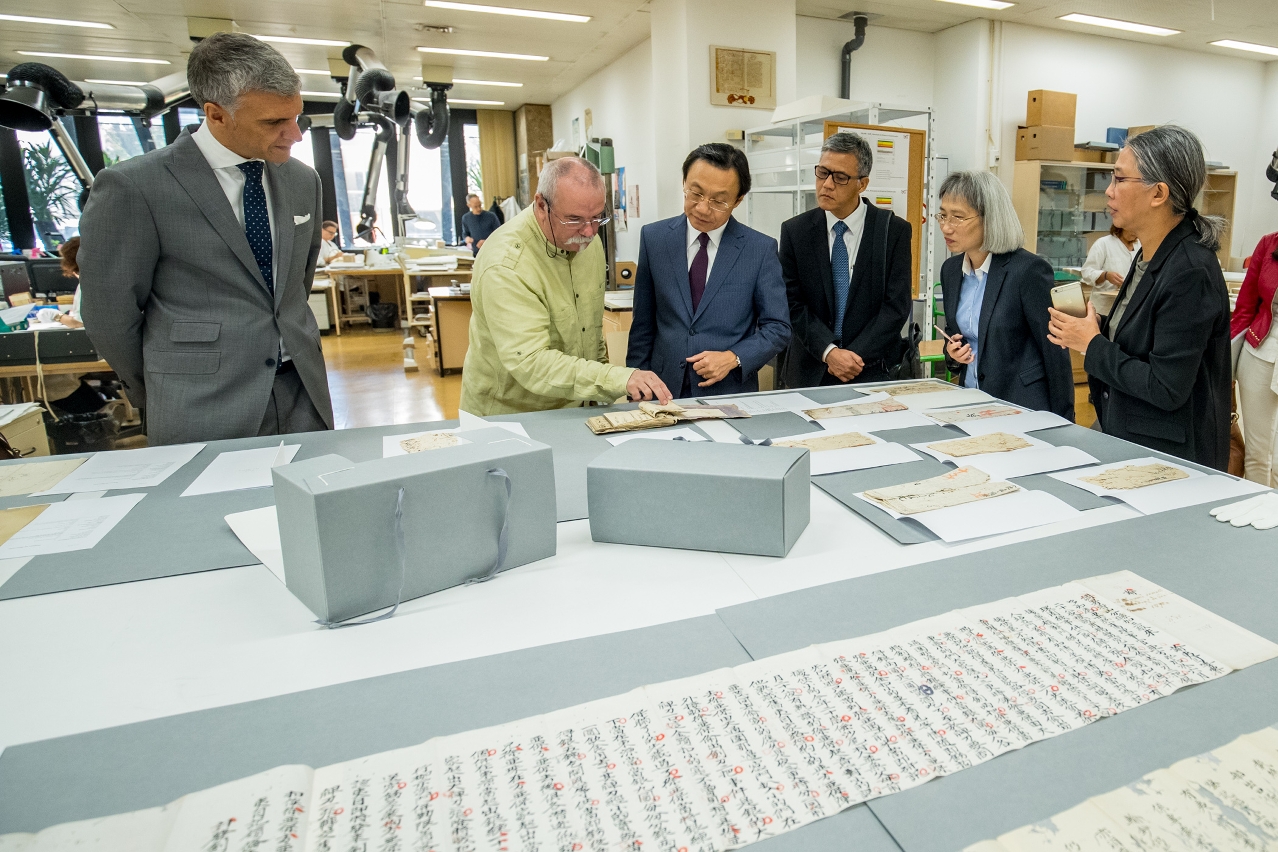 葡萄牙東波塔 (Torre do Tombo) 國家檔案館館長Silvestre Lacerda向譚俊榮介紹 “漢文文書”的修復工作