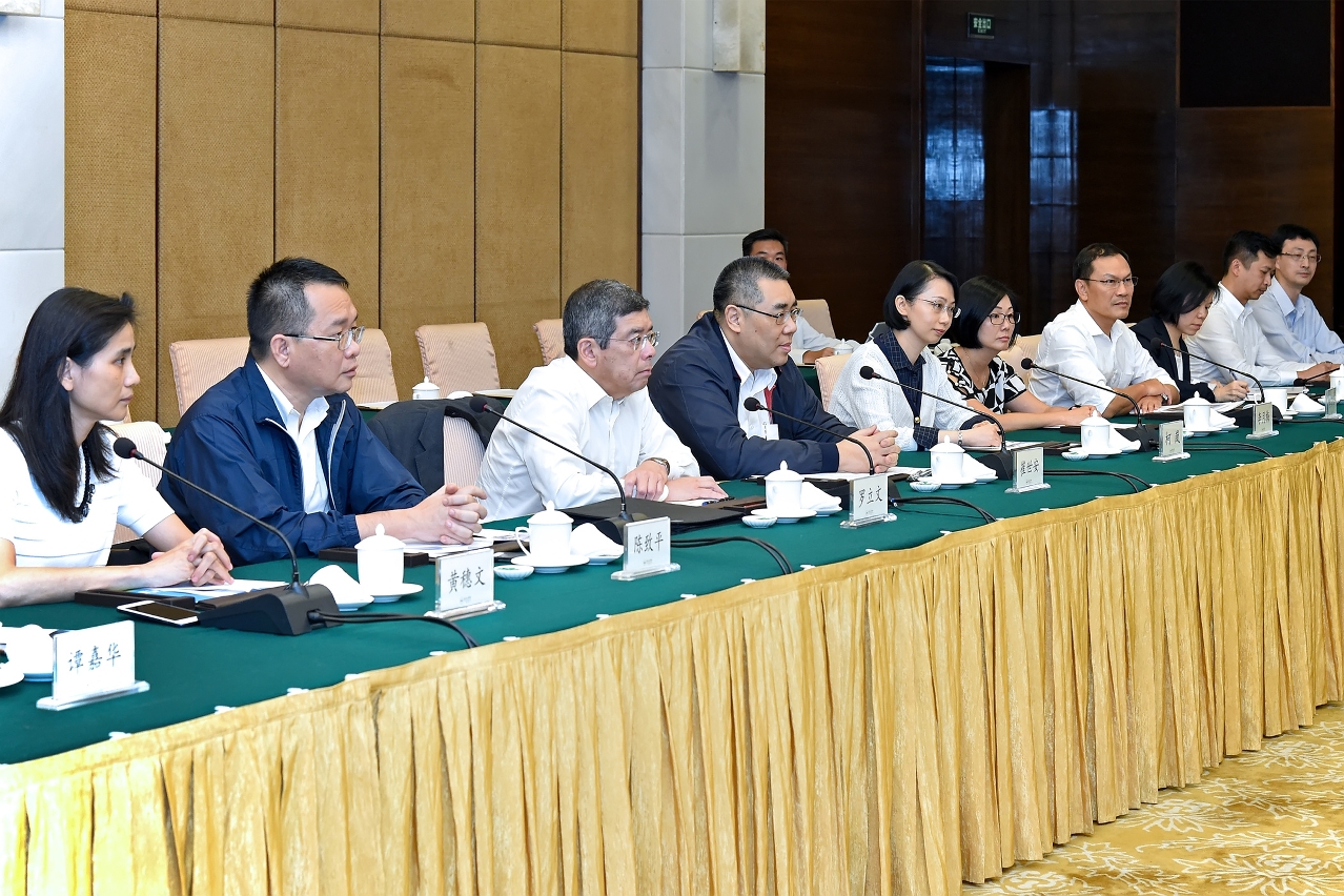The Chief Executive, Mr Chui Sai On, leads a Government delegation to Guangzhou to discuss with the Guangdong Provincial Government a Macao proposal for a cross-boundary flood control system.