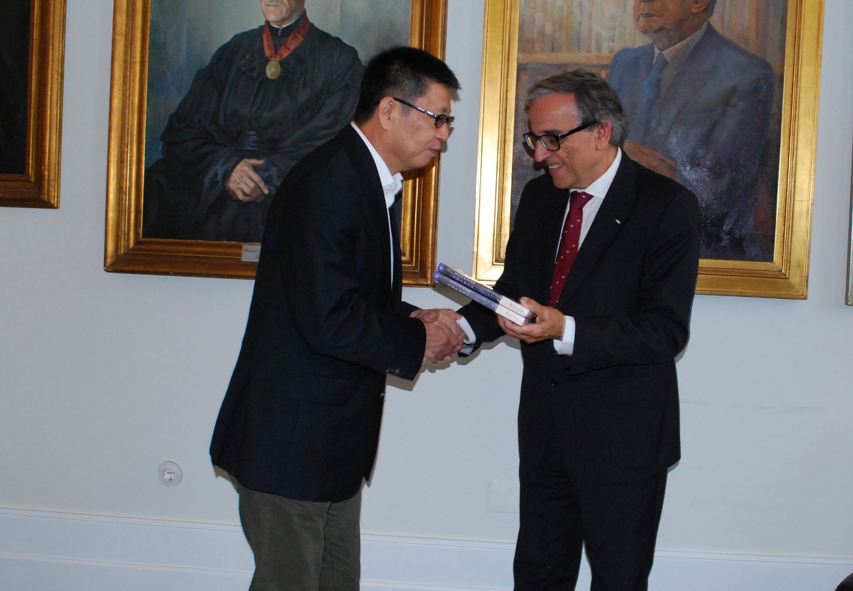 Prof Yao Jingming presents two copies of his book to Prof Sebastião Feyo de Azevedo