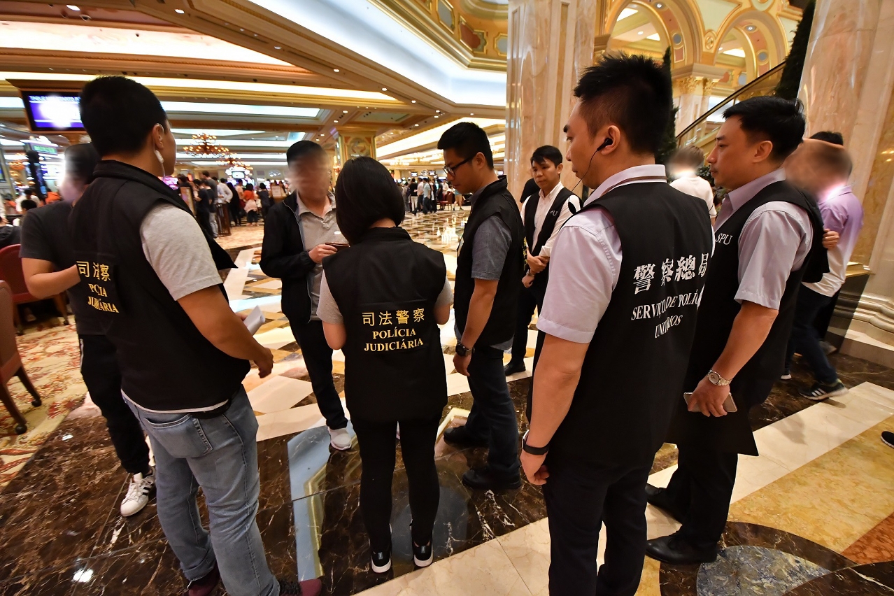 向在場人士查核身份資料