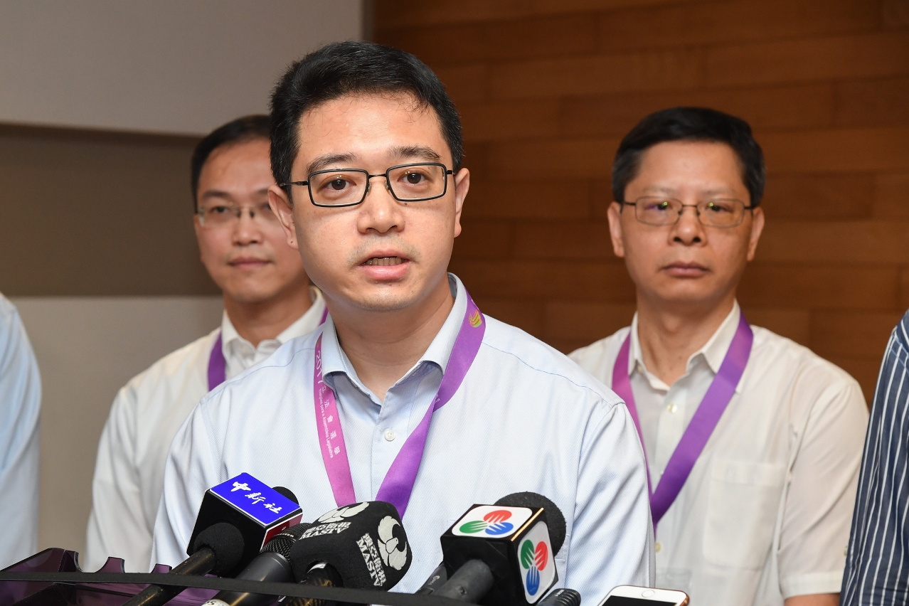 立法會選舉管理委員會主席唐曉峰開站前巡視票站後接受傳媒訪問