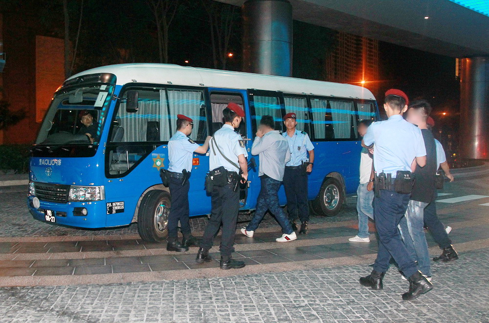 Indivíduos conduzidos à Polícia para efeito de averiguações.