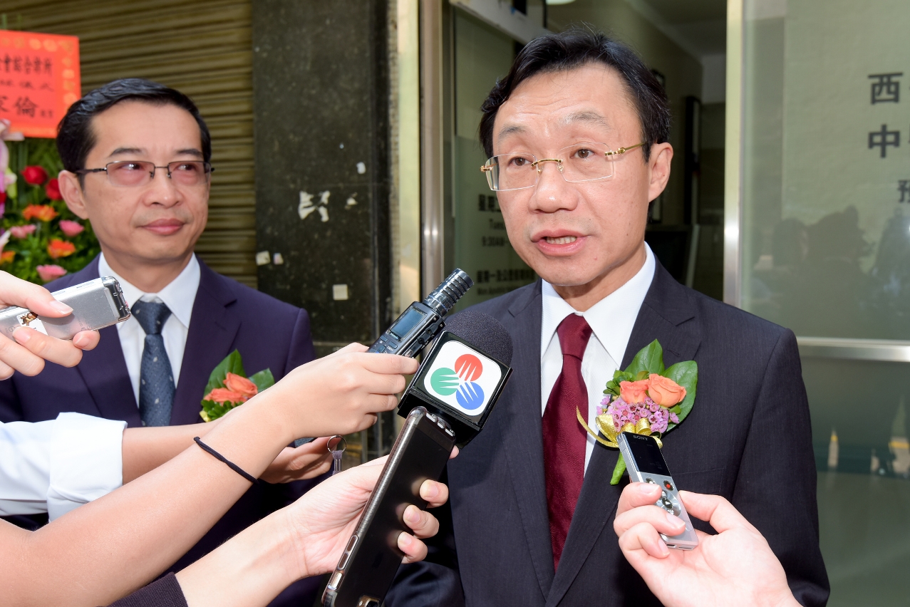 譚俊榮接受記者採訪