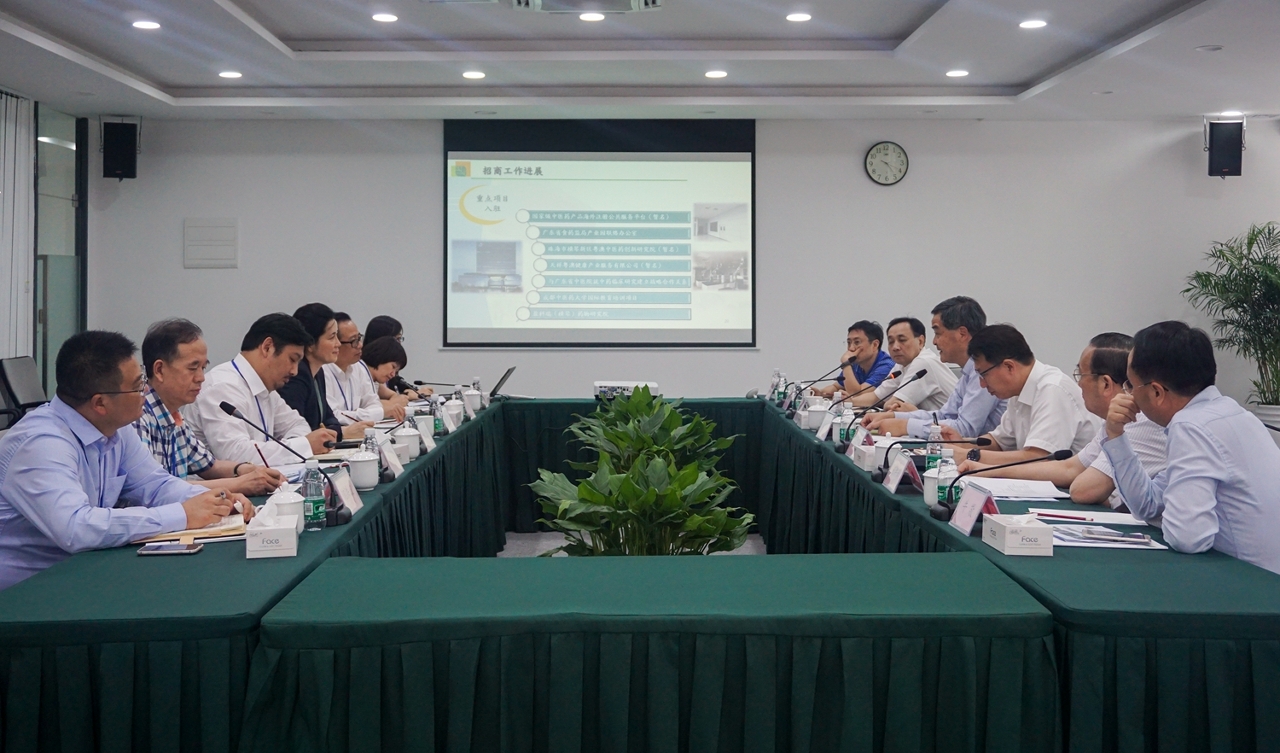 梁振英副主席在座談中，對産業園搭建的發展平臺表示了肯定