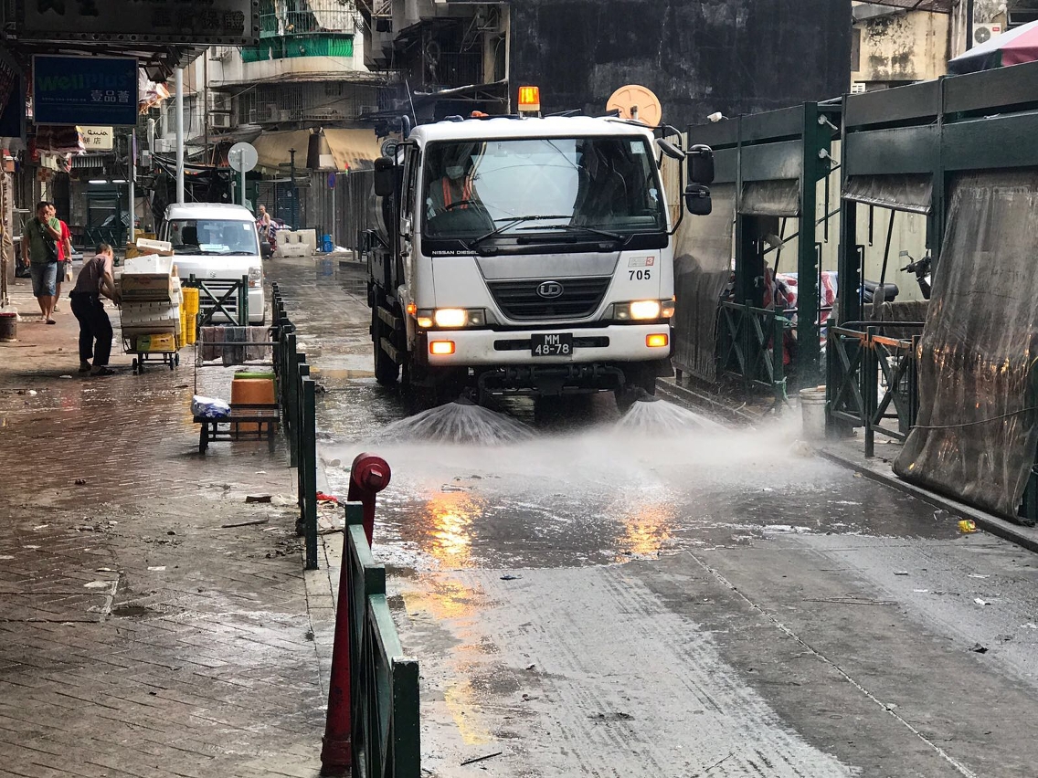 清理街道上垃圾後進行清洗
