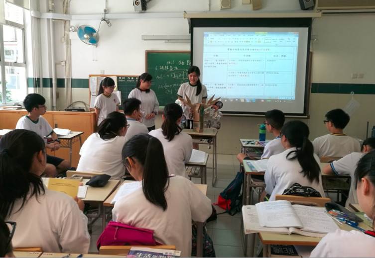 中學組別冠軍透過小組活動分享減廢與電池回收的環保知識