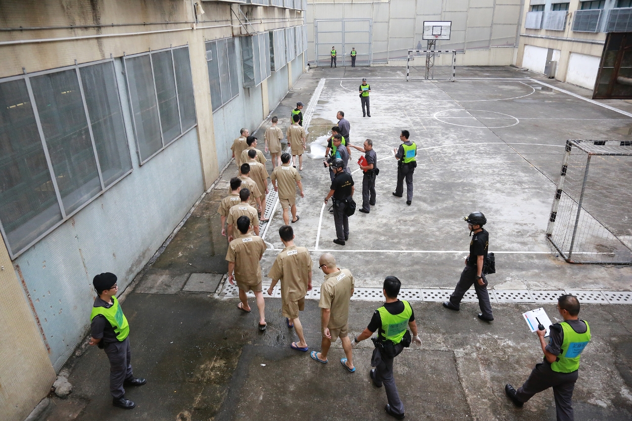 獄警人員疏散在囚人至空曠地方