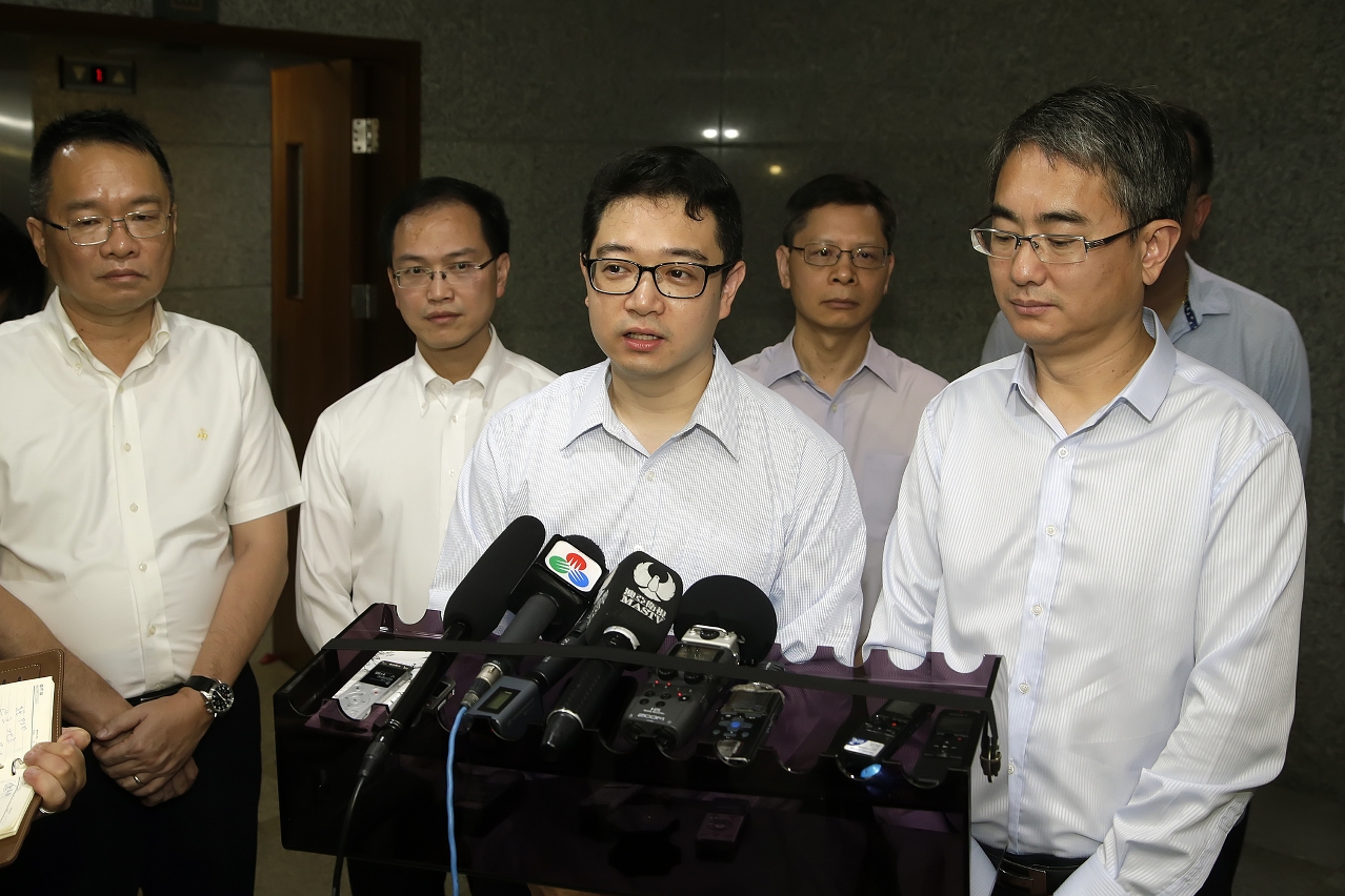 立法會選舉管理委員會主席唐曉峰和廉政專員張永春接受傳媒訪問