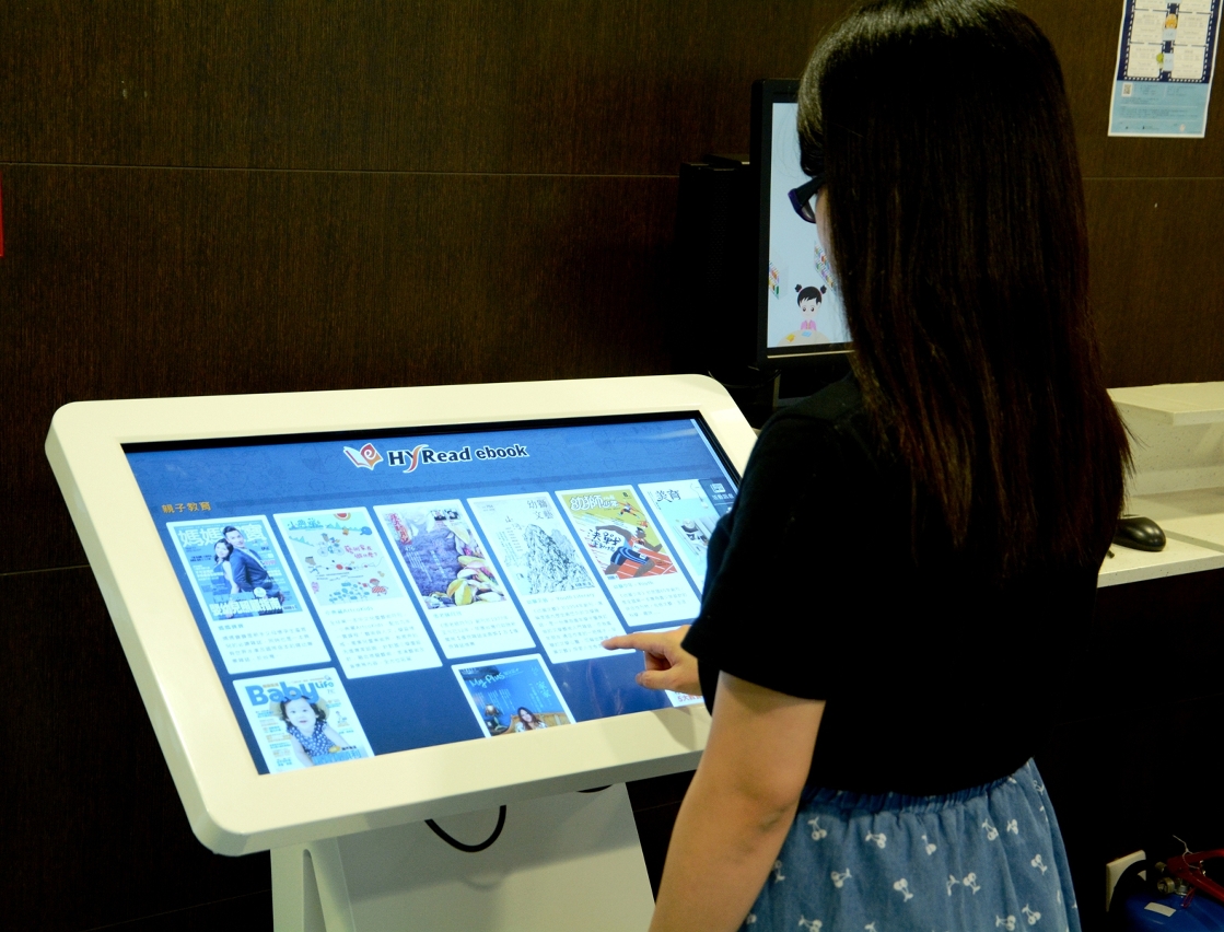 市民使用HyRead行動圖書館導覽機