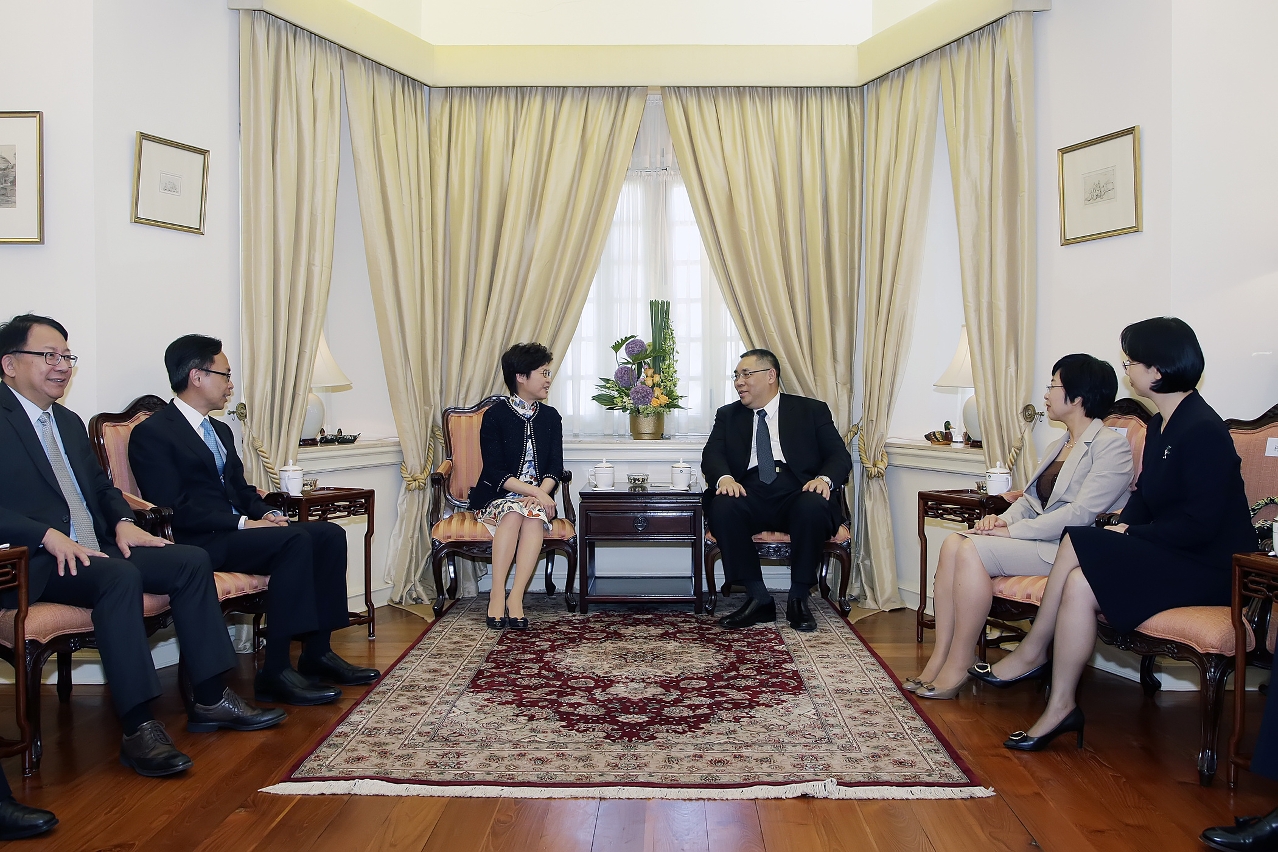 The Chief Executive, Mr Chui Sai On, meets with the Chief Executive of the Hong Kong Special Administrative Region, Mrs Carrie Lam Cheng Yuet-ngor.