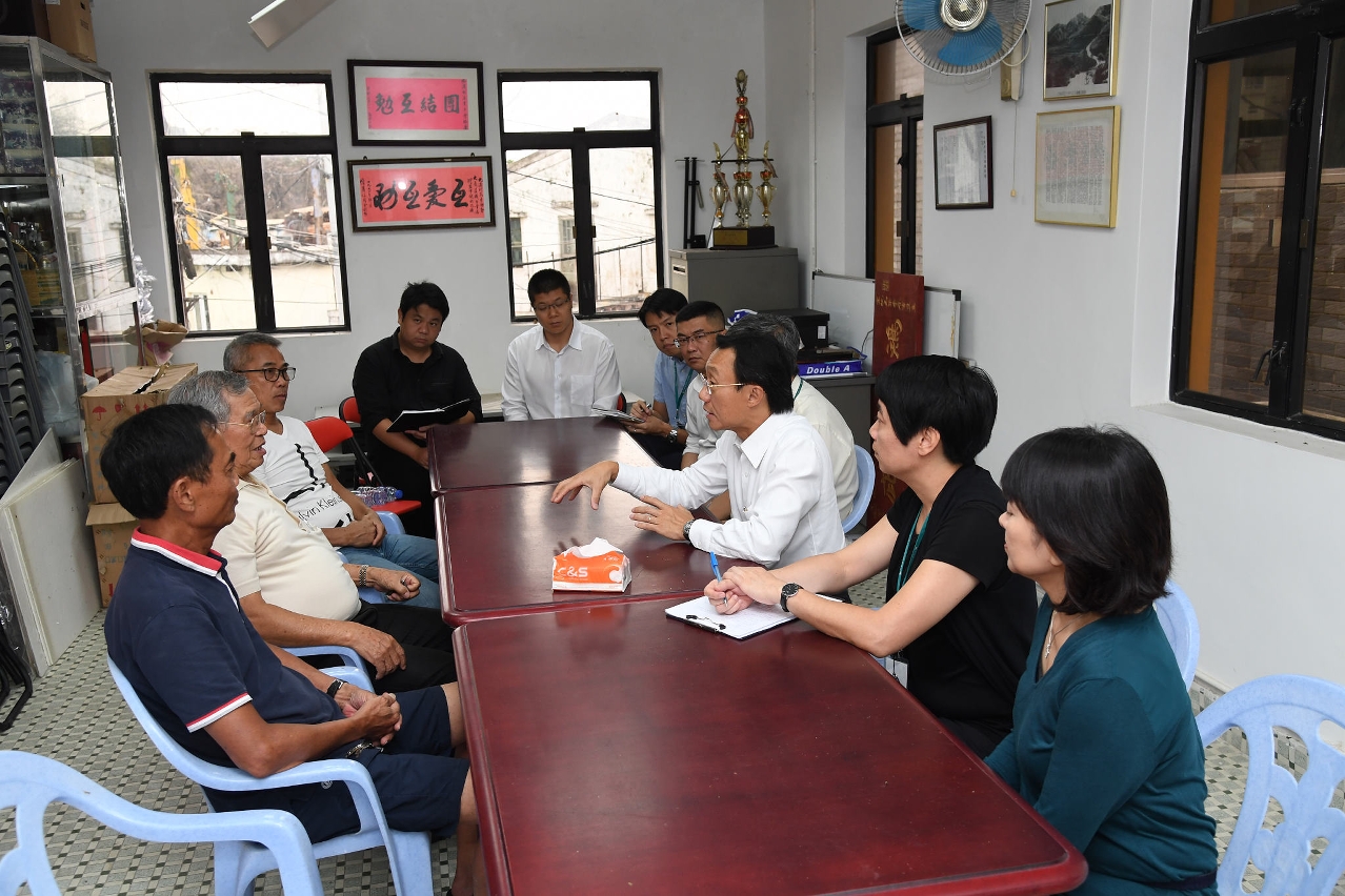 譚俊榮向九澳村村長張國財及村民了解受災情況