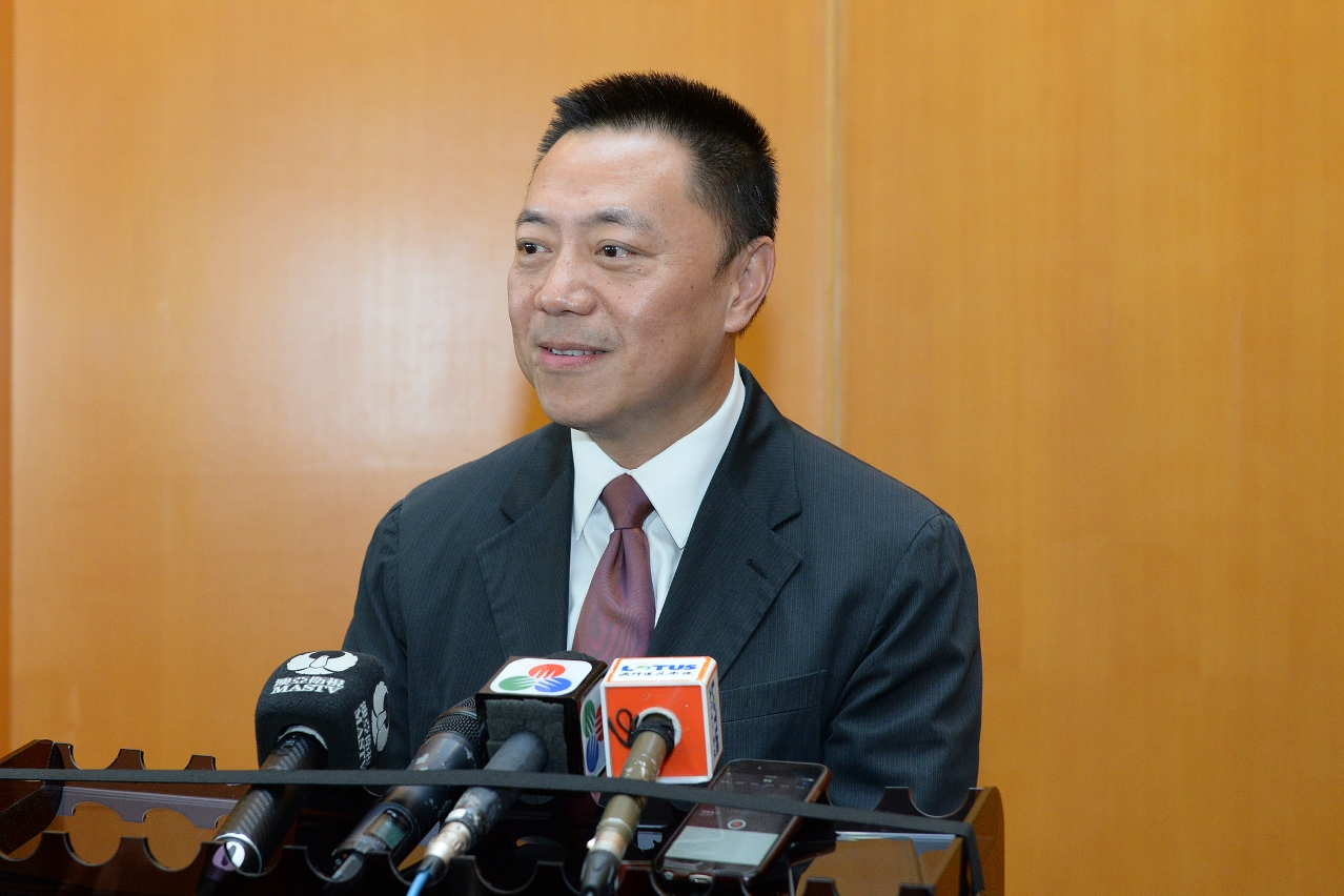 The Secretary for Economy and Finance, Mr Leong Vai Tac, speaks to reporters.