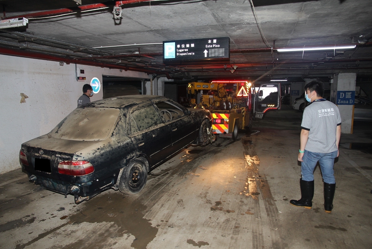 Veículo com a matrícula cancelada a ser removido do Auto-Silos Pak Lok