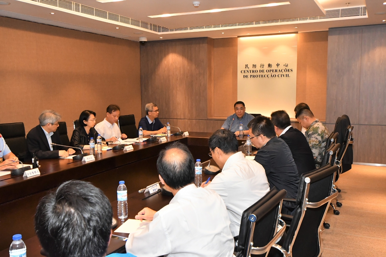 Serviços de Meteorológicos e Geofísicos de Macau içam sinal 8 de tufão às 06h00. O Chefe do Executivo, Chui Sai On, em reunião interdepartamental, pelas 06h30, no Centro de Operações de Protecção Civil (COPC), inteira-se do plano de trabalhos preparatórios para fazer face ao tufão "Parkhar".