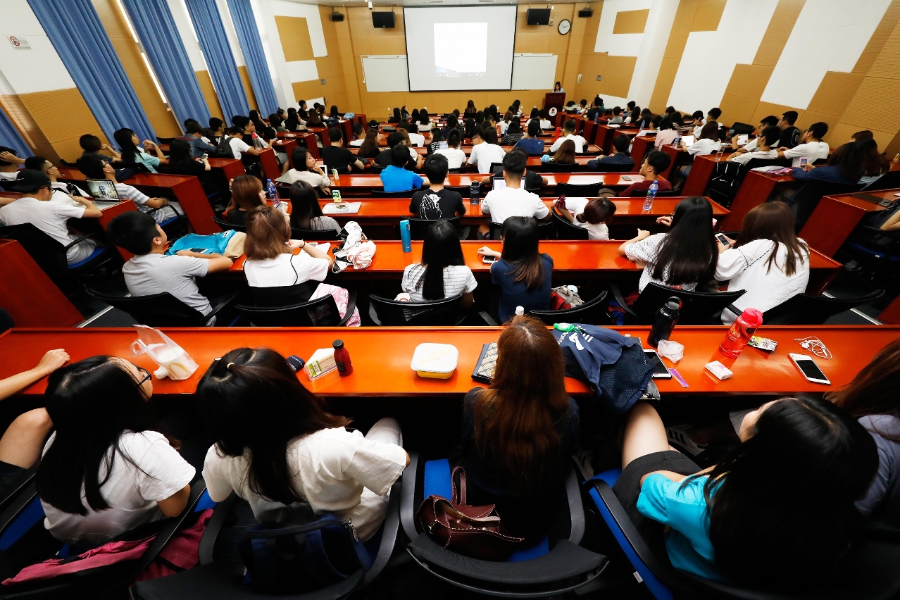 澳大迎接開學首日新生盼突破自我