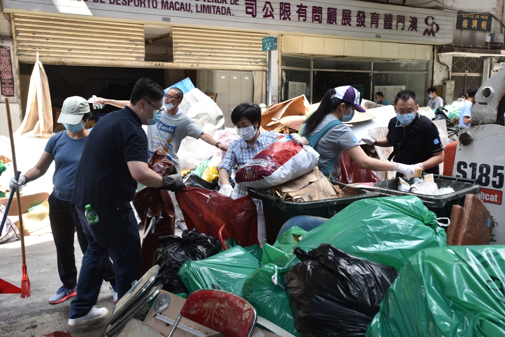 陳司長與義工們合力清理垃圾雜物