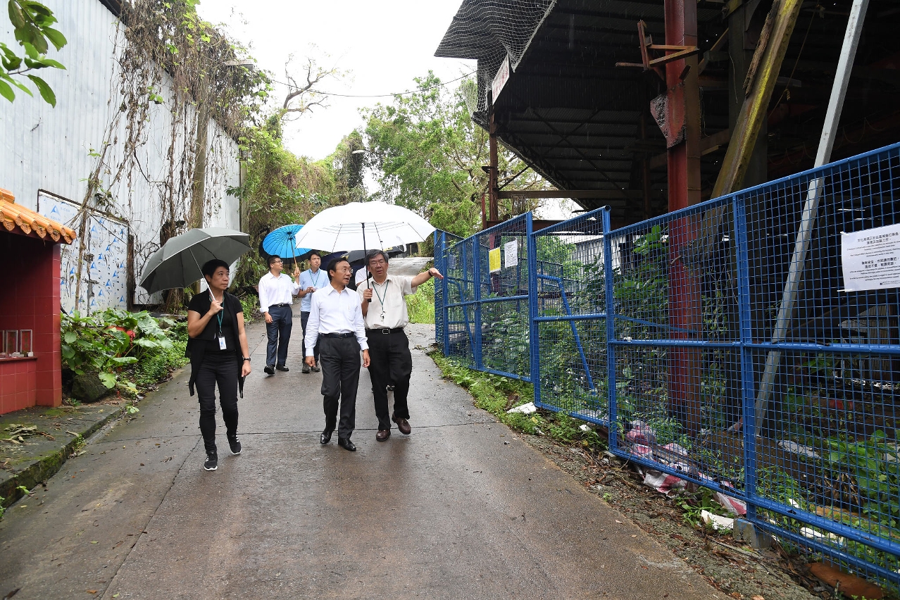 Alexis Tam visita a zona de Lai Chi Vun