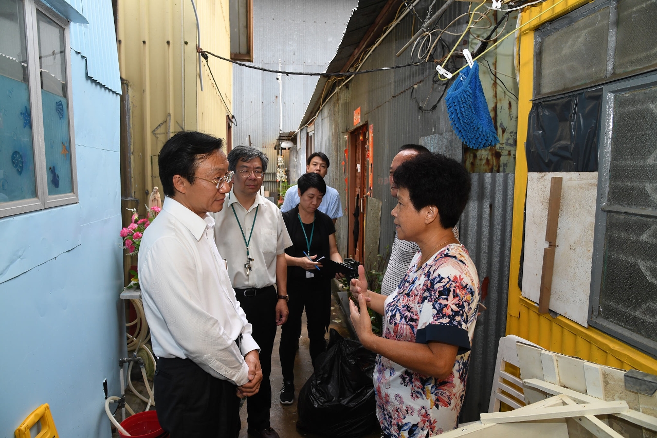 譚俊榮與荔枝碗村民交談