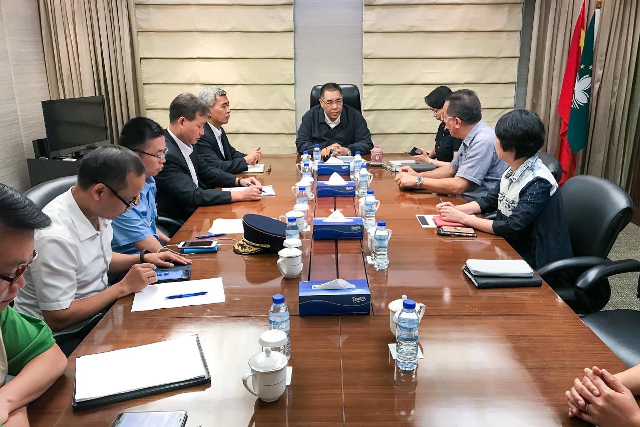 行政長官連日來與民防架構成員不分日夜舉行會議，協調和制定各種善後工作方案。