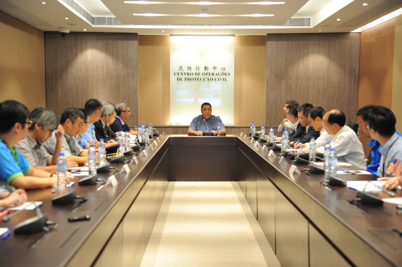Serviços de Meteorológicos e Geofísicos de Macau içam sinal 8 de tufão às 06h00. O Chefe do Executivo, Chui Sai On, em reunião interdepartamental, pelas 06h30, no Centro de Operações de Protecção Civil (COPC), inteira-se do plano de trabalhos preparatórios para fazer face ao tufão "Parkhar".