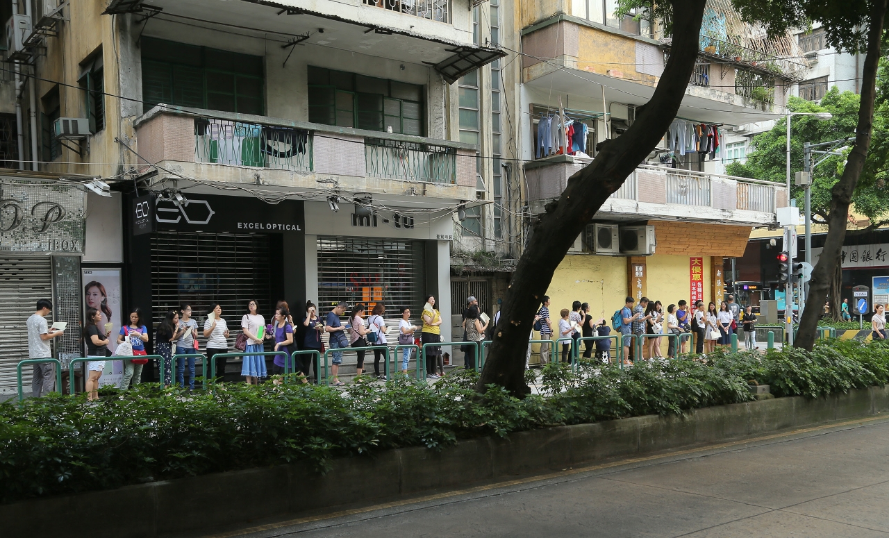 Um grande número de interessados aguardou a sua vez para adquirir os seus ingressos