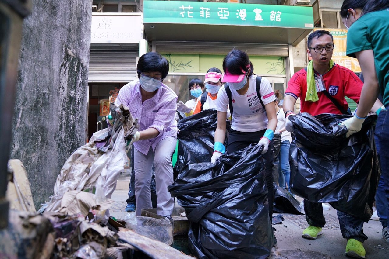 陳司長與義工們合力清理垃圾雜物