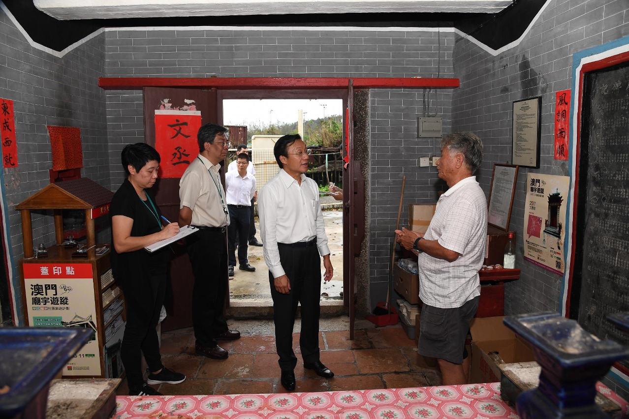 譚俊榮聽取黑沙村村長吳觀祥介紹古廟受損情況