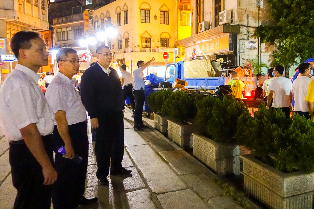 行政長官今(26)晚到達康公廟一帶，聽取保安司司長黃少澤及警察總局局長、聯合行動指揮官馬耀權匯報善後工作進度。