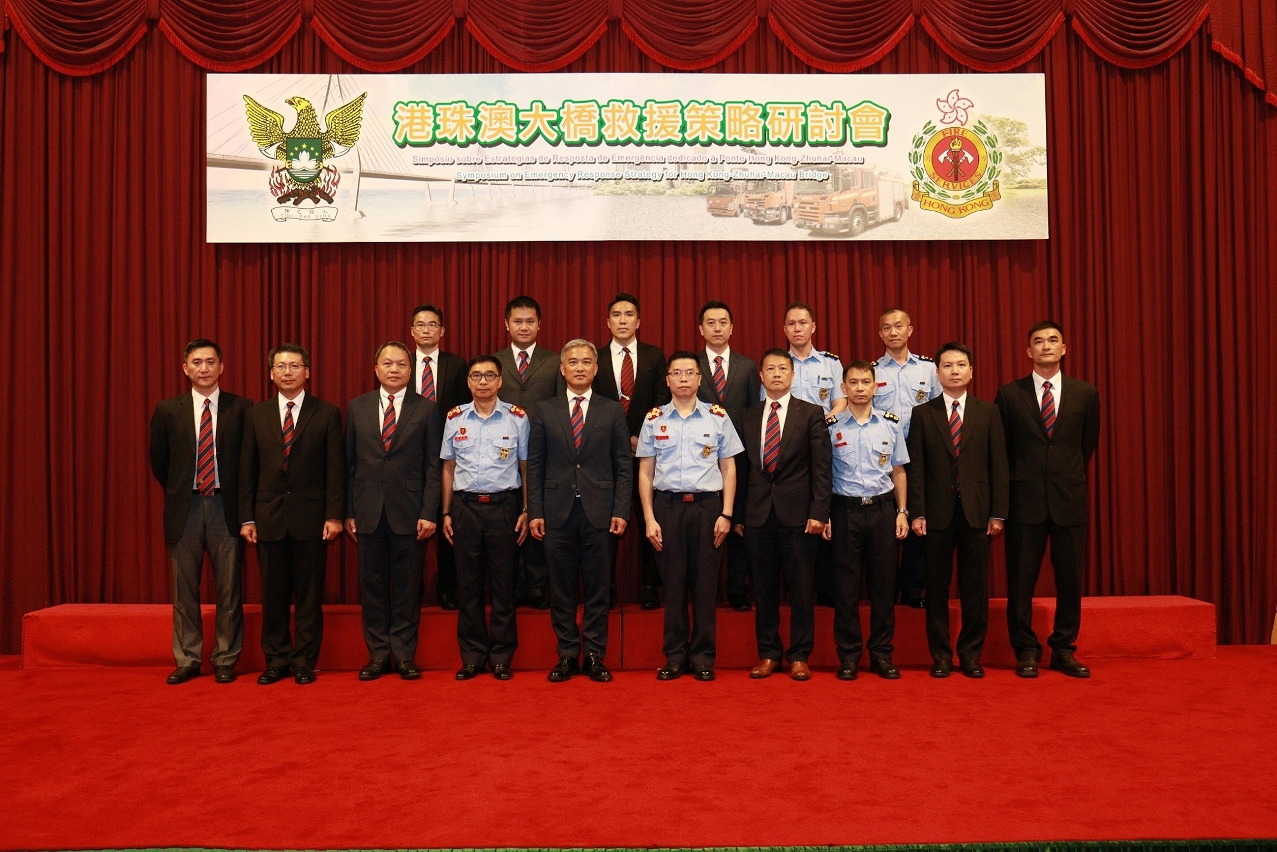 Fotografia conjunta entre o Comandante do Corpo de Bombeiros, Leong Iok Sam (6.º à esquerda da primeira linha) e os convidados