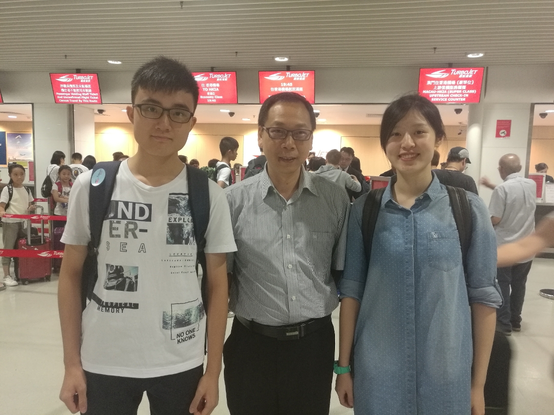 科技基金代表在外港碼頭歡送兩名同學赴德國參加X-Lab