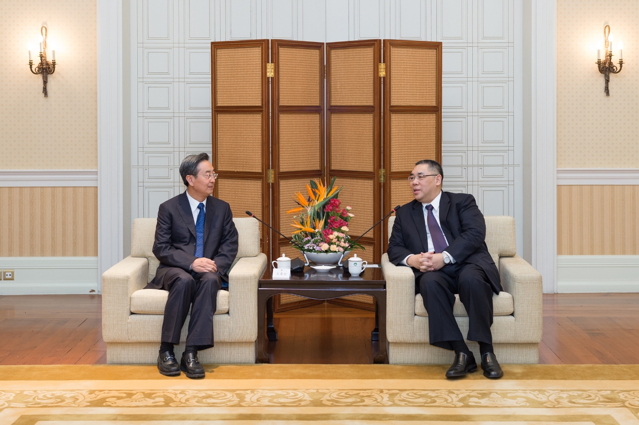 Chefe do Executivo, Chui Sai On, tem encontro com o presidente do Conselho Fiscal do Banco da China, Wang Xiquan