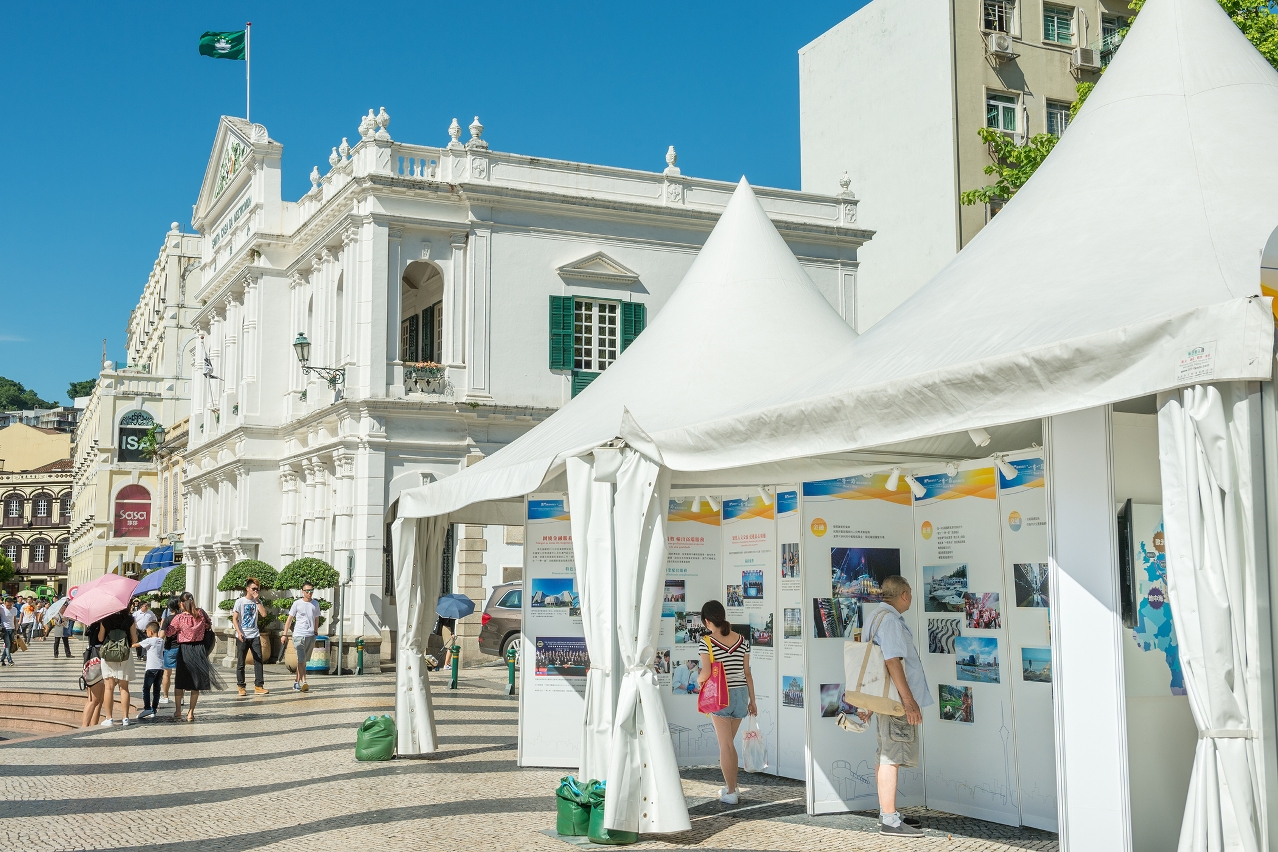 Exposição Itinerante de Fotografias sobre a Participação e Contribuição de Macau para a Construção da “Faixa e Rota” no Largo do Senado