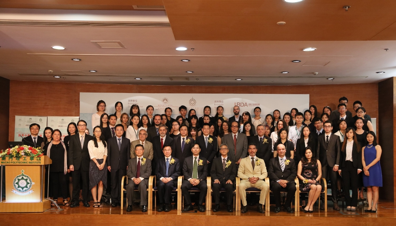 Guests and participants of the ‘World Chinese-Portuguese Translation Competition’ pose for a group photo