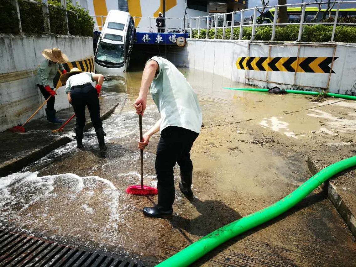 工作人員加緊清理積水