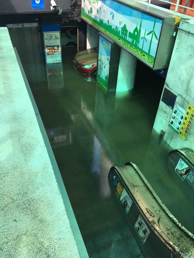 栢樂停車場持續抽排水後，水位逐步下降