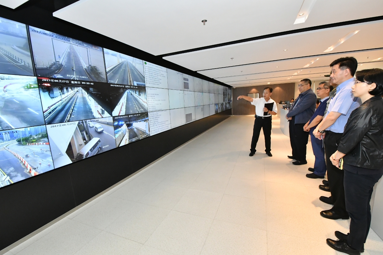 The Chief Executive, Mr Chui Sai On, observes the real-time incident information platform in the Civil Protection Action Centre, to gain a better understanding of the situation on the streets during Typhoon Pakhar.