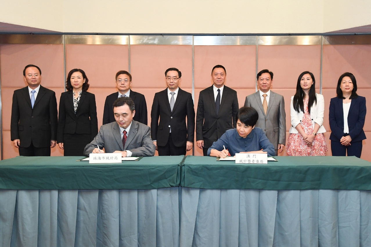 Macao and Zhuhai sign a cooperation agreement on statistical services during the Zhuhai-Macao Cooperation Conference.