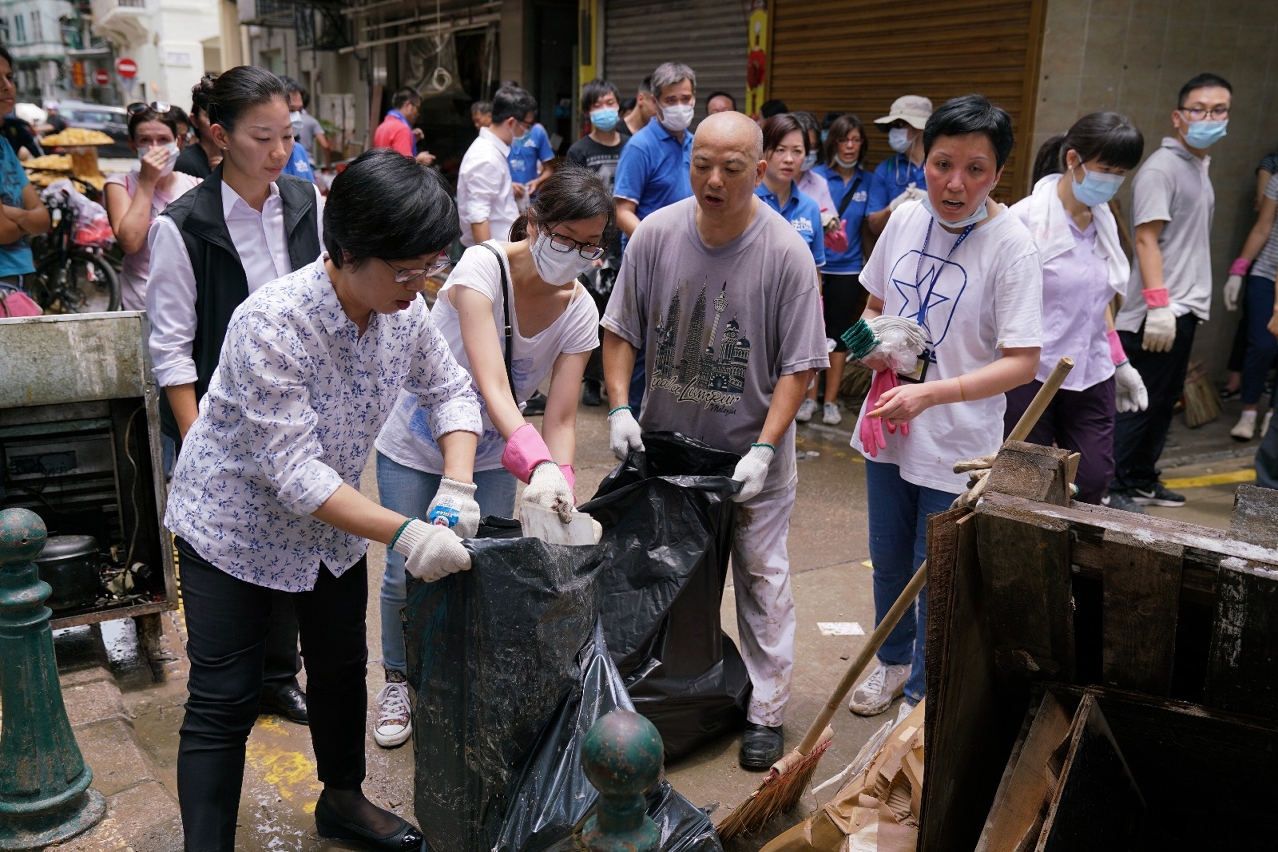 行政法務司司長陳海帆身體力行協助清理