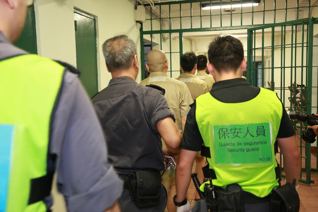 A organização da saída, com ordem, dos reclusos da zona prisional simulada de incêndio pelos guardas prisionais