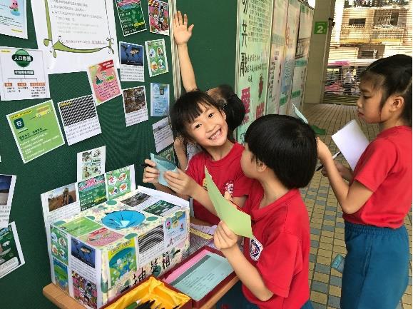 幼小組別冠軍利用環保知識卡推動學生學習各類環保知識