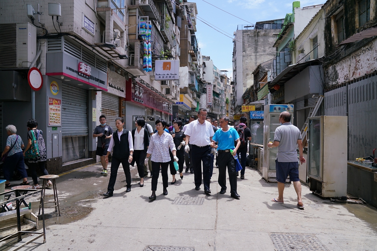 行政法務司司長陳海帆聯同民署管委會主席戴祖義到十月初五街視察清理情況