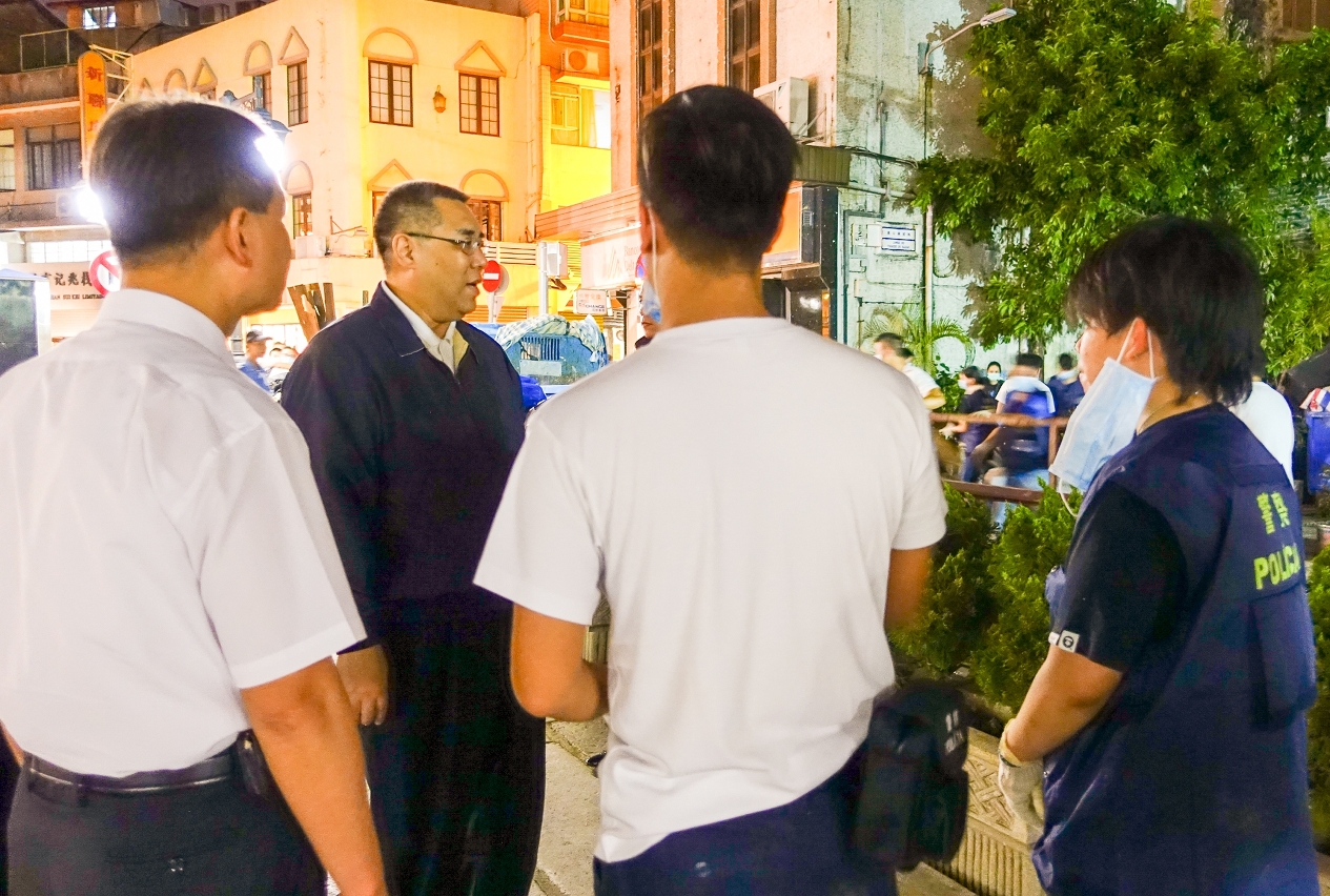 行政長官今(26)晚到達康公廟一帶，鼓勵參與善後工作的保安部隊成員。