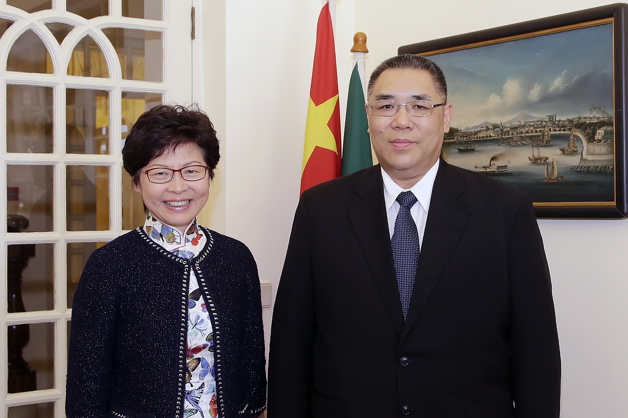 The Chief Executive, Mr Chui Sai On, meets with the Chief Executive of the Hong Kong Special Administrative Region, Mrs Carrie Lam Cheng Yuet-ngor.