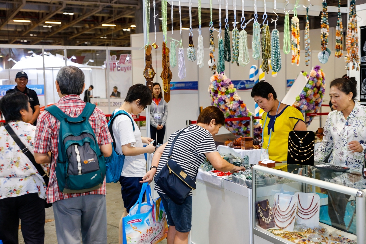 市民與旅客到場選購心頭好